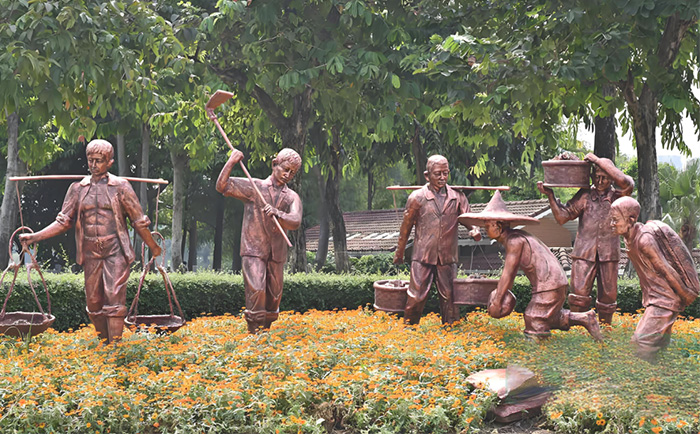 銅雕人物，為步行街注入“人情味”